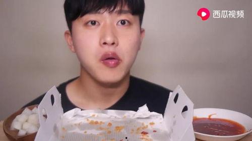 帅哥吃脆瓜,视觉与味蕾的双重享受