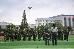 军训吊带姐吃瓜