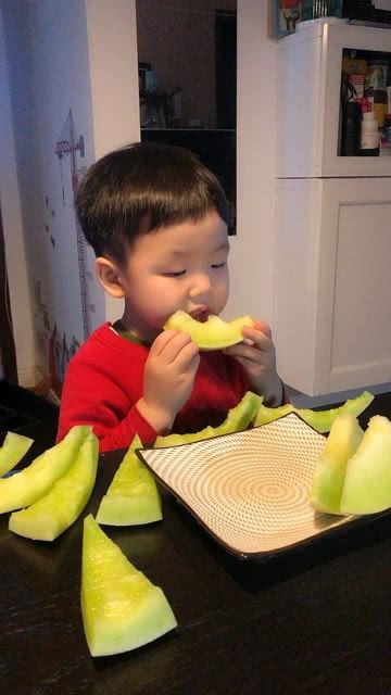 默默吃瓜的视频